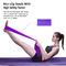 La longue résistance de latex de bande d'étendue réunit des exercices pour le yoga Pilates de repêchage